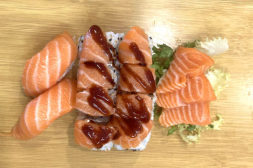 F4.Mix (3 sashimi saumon/demi -royal california/sushi saumon)